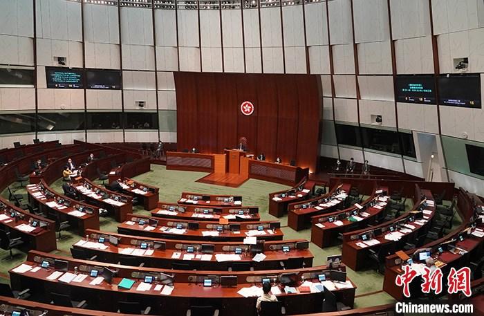 6月3日，香港特区立法会举行会议，继续审议《国歌条例草案》，下午进入全体委员会审议阶段。/p中新社记者 张炜 摄